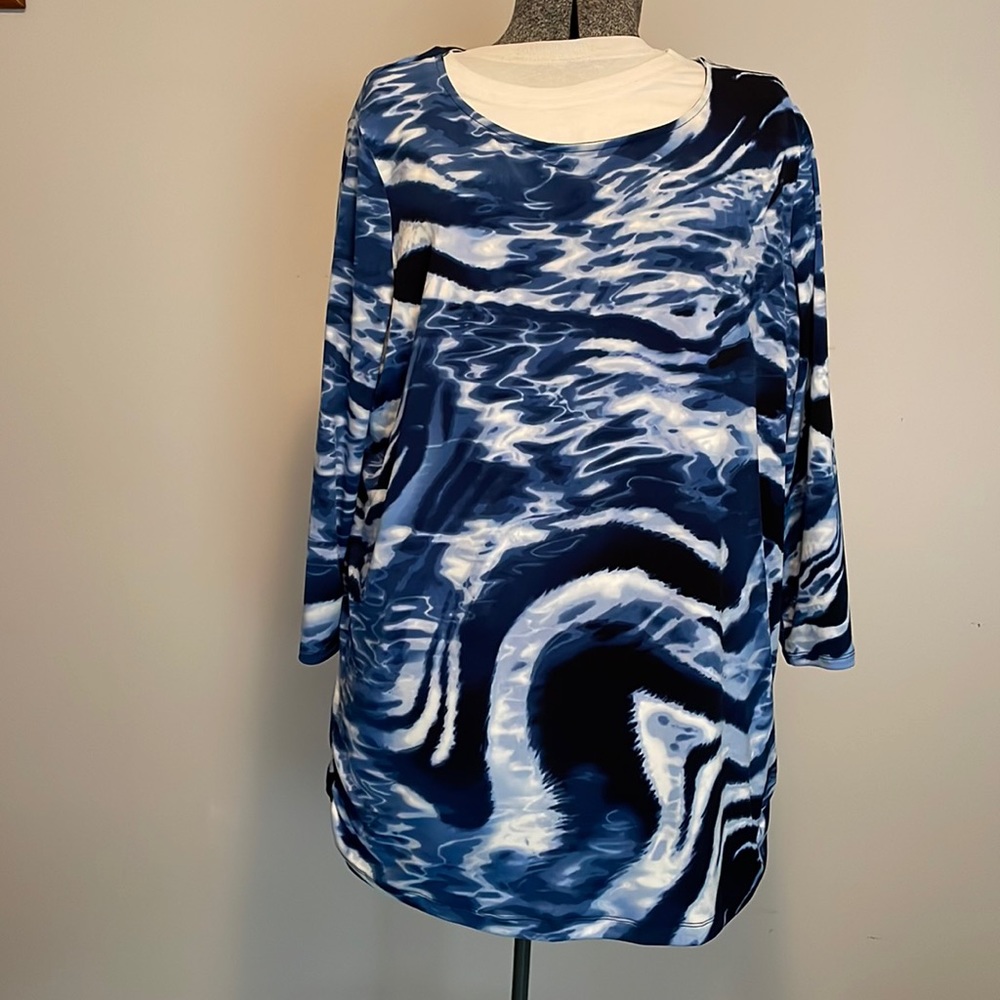 Top. Chico’s Traveler’s Collection. Size 3. Blue/white. Excellent condition.